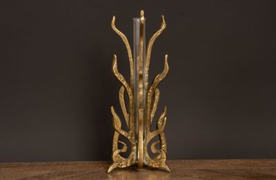 un vase en or posé sur une table en bois