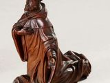 une image représentant la statue d'un homme assis sur une table