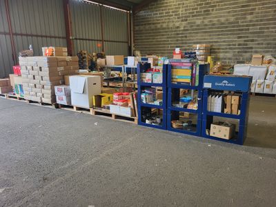 de nombreuses caisses, les unes à côté des autres, sur les palettes dans l'entrepôt
