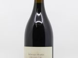 la bouteille de vin est posée sur une surface blanche