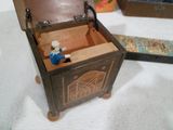 une petite boîte en bois contenant une figurine
