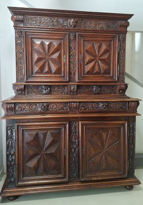 une image représentant une armoire en bois ornée de panneaux sculptés