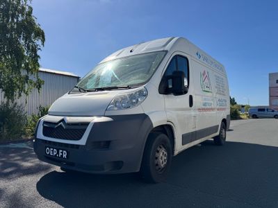 la camionnette blanche est garée sur le parking à côté du bâtiment