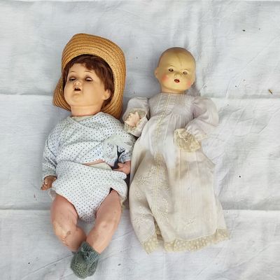 une poupée avec un chapeau et une poupée avec une poupée