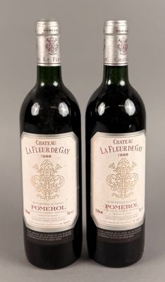 deux bouteilles de vin posées l'une à côté de l'autre sur une table