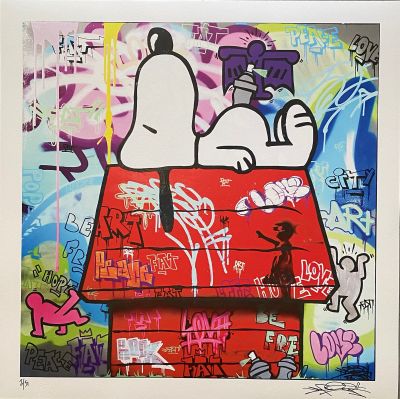 tableau représentant une niche recouverte de graffitis, avec un chien allongé dessus