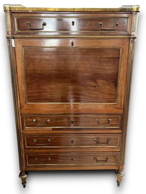 une photo d'une commode en bois avec des tiroirs et un miroir