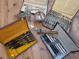 plusieurs types d'argenterie dans un coffret