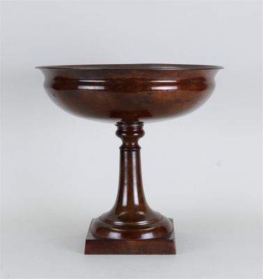 un socle ancien en bois surmonté d'un bol en bois