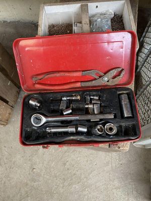 une boîte à outils rouge avec des outils sur le sol