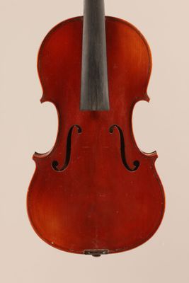 un vieux violon avec un archet sur fond blanc