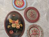 trois assiettes ornées de fleurs posées sur une table