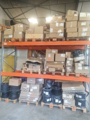 de nombreux cartons sur les étagères de l'entrepôt
