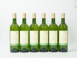 six bouteilles de vin blanc sont alignées