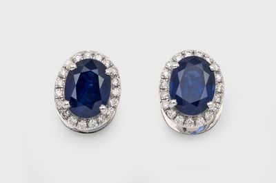 une paire de boucles d'oreilles en saphir et diamant