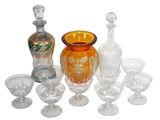 de nombreux vases et verres à vin de différentes couleurs