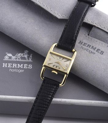 une montre posée sur un sac