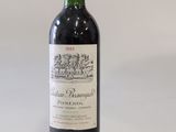une bouteille de vin posée sur une table
