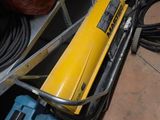 une machine jaune posée sur le sol