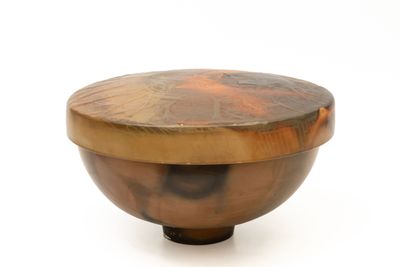 bol en bois avec couvercle posé sur une surface blanche, sur fond blanc