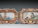 paire d'assiettes en porcelaine ornées de motifs sur fond gris