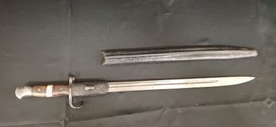 un couteau posé à côté d'un autre couteau sur une table