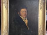tableau représentant un homme en costume noir et cravate jaune, dans un cadre doré