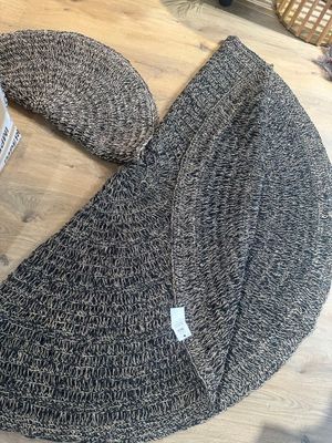 un bonnet tricoté posé sur une table en bois