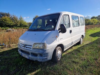 une camionnette blanche garée dans l'herbe