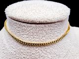 gros plan d'un collier en or sur un mannequin