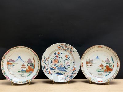 trois assiettes ornées de motifs orientaux, posées sur une table