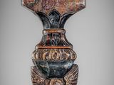 une image représentant une plaque en bois sur laquelle figure un oiseau