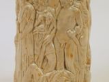 un vase blanc sur lequel est représenté un homme et une femme