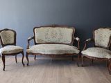 trois chaises et un canapé dans une pièce
