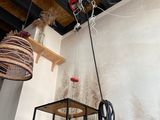 deux lampes suspendues au plafond dans une pièce