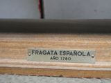 un gros plan d'une pancarte posée sur une table en bois