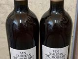 deux bouteilles de vin posées sur une table en bois