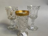 trois verres posés sur une surface blanche