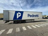 un camion semi-remorque garé dans un parking