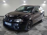 la photo d'une voiture noire garée dans un garage