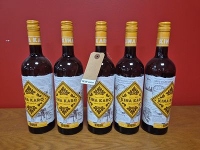 six bouteilles de vin sont alignées sur une table