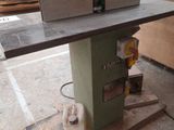 a machine that is sitting on a table in a room