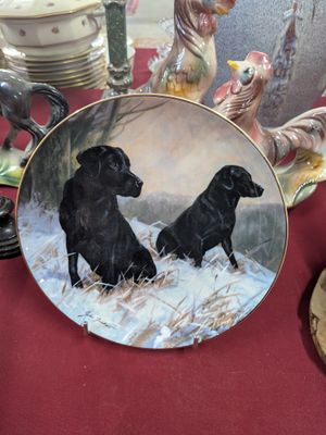 a plate with a picture of two dogs on it
