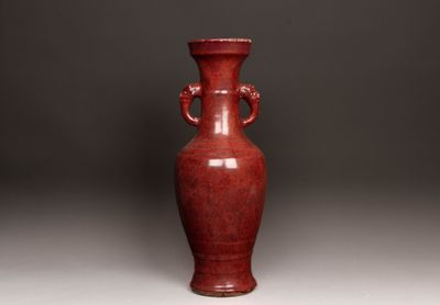 Grand vase balustre à anses en porcelaine à émail sang de bo…