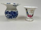 deux vases posés l'un à côté de l'autre sur une table