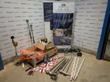 de nombreux skis et bâtons de ski posés par terre dans une pièce