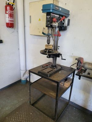a machine that is sitting on a table in a room