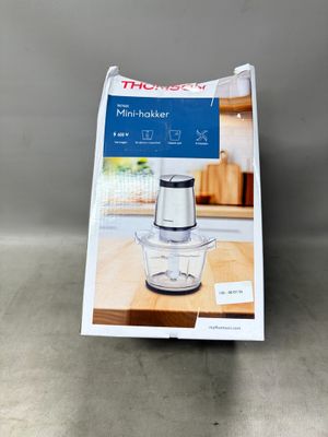un carton contenant un robot ménager posé sur un plan de travail