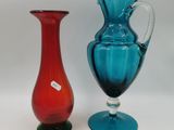deux vases posés l'un à côté de l'autre sur une table