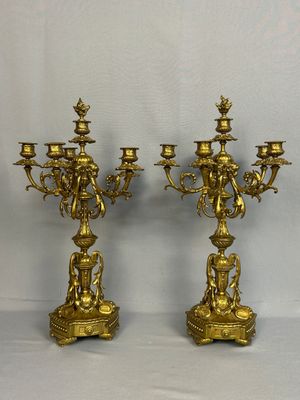 paire de chandeliers anciens en laiton ornés d'anges et de chérubins